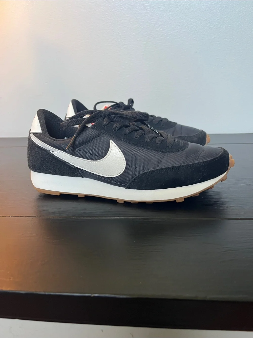 Nike W/7.5 Retro running shoe. Excellent condition. Small creases from wear